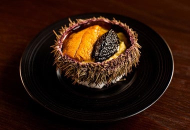 Recipe of scrambled eggs with sea urchins